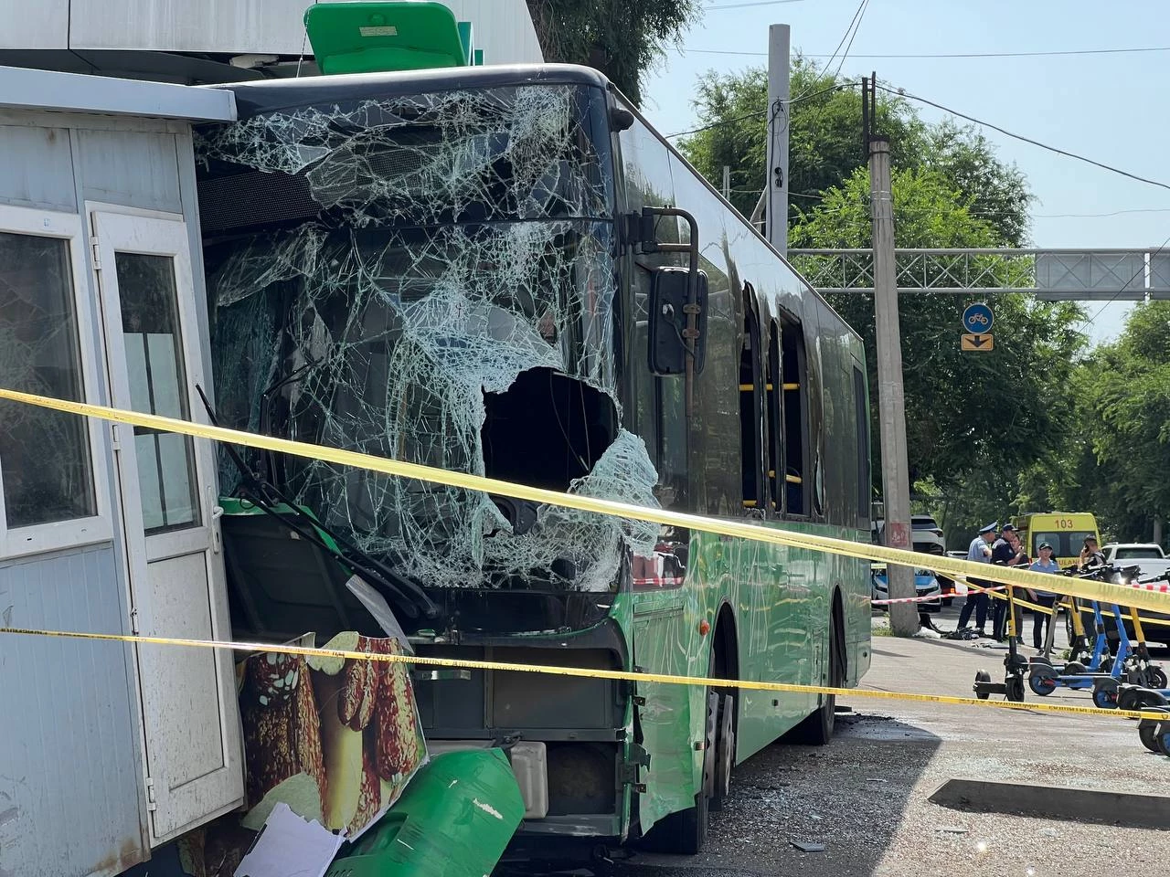 Автобус с пассажирами врезался в магазин. Есть погибший